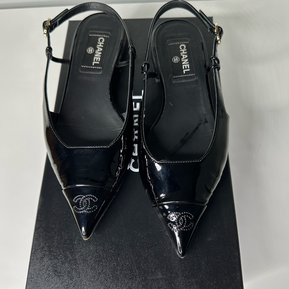 CHANEL black patent leather flat slingback sandal size 37.5